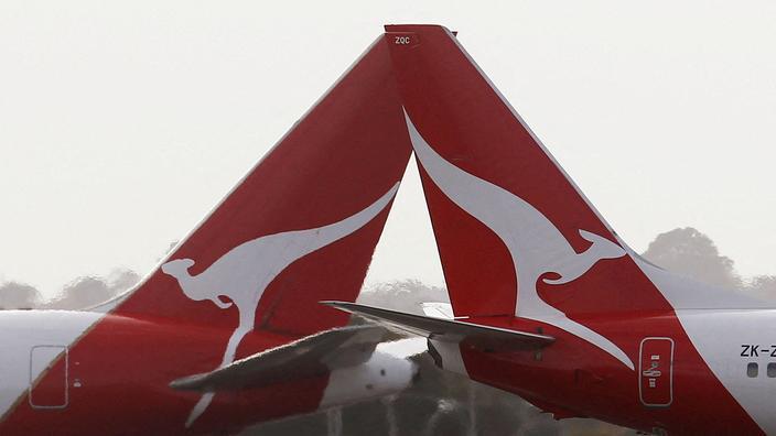 Finis les talons hauts pour les hôtesses : la compagnie Qantas abandonne les uniformes genrés