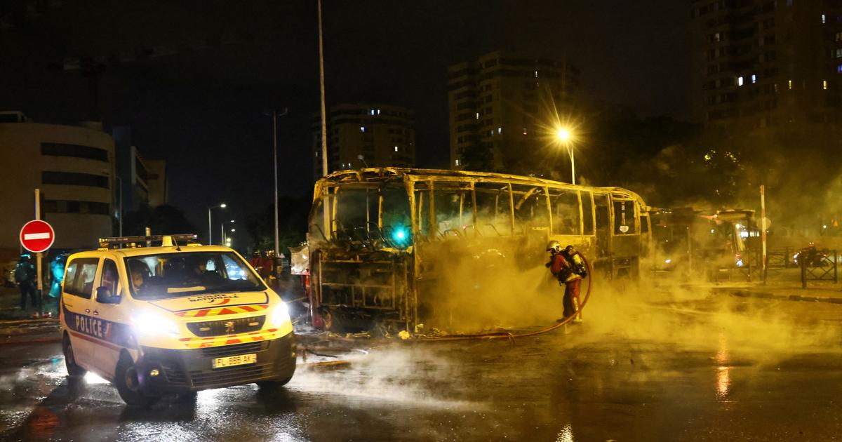Un bus incendié à Nanterre le 1er juillet.