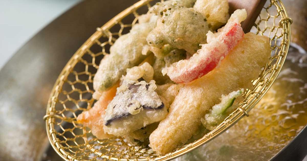 Cyril Lignac partage la recette exotique de sa salade de crevettes en  tempura