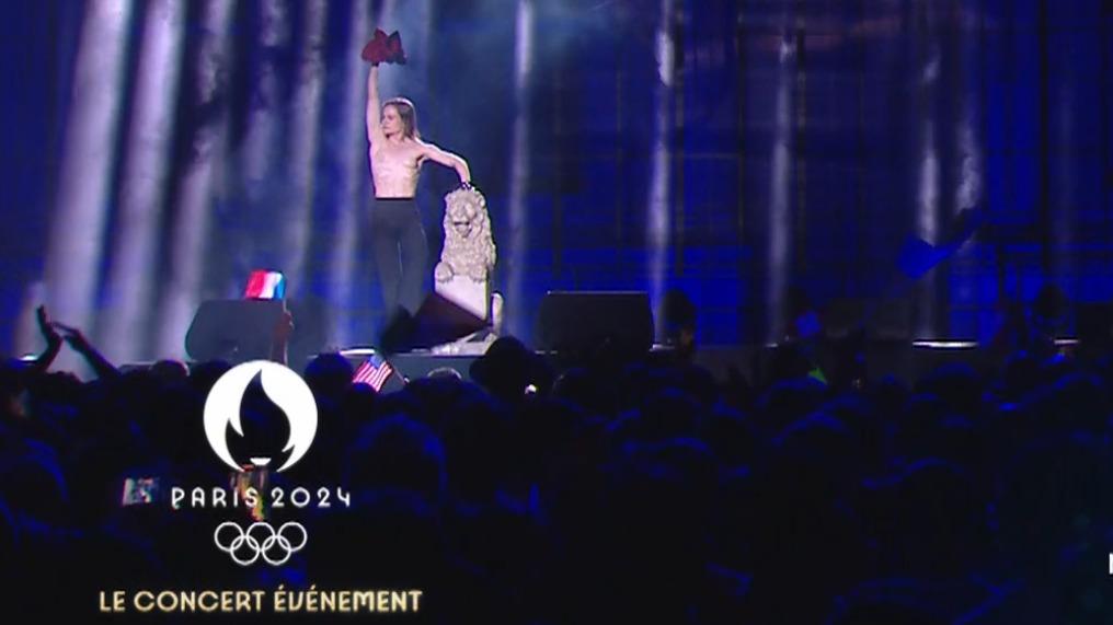 Christine & the Queens finit torse nu en plein concert Paris 2024 sur