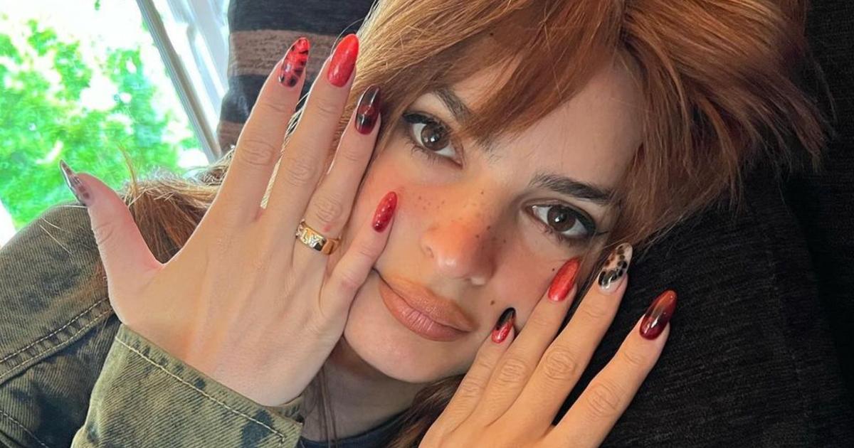 Emily Ratajkowski Unveils Reptilian-Effect Nail Art, Confirming the Trend of Animal Manicures Among Celebrities