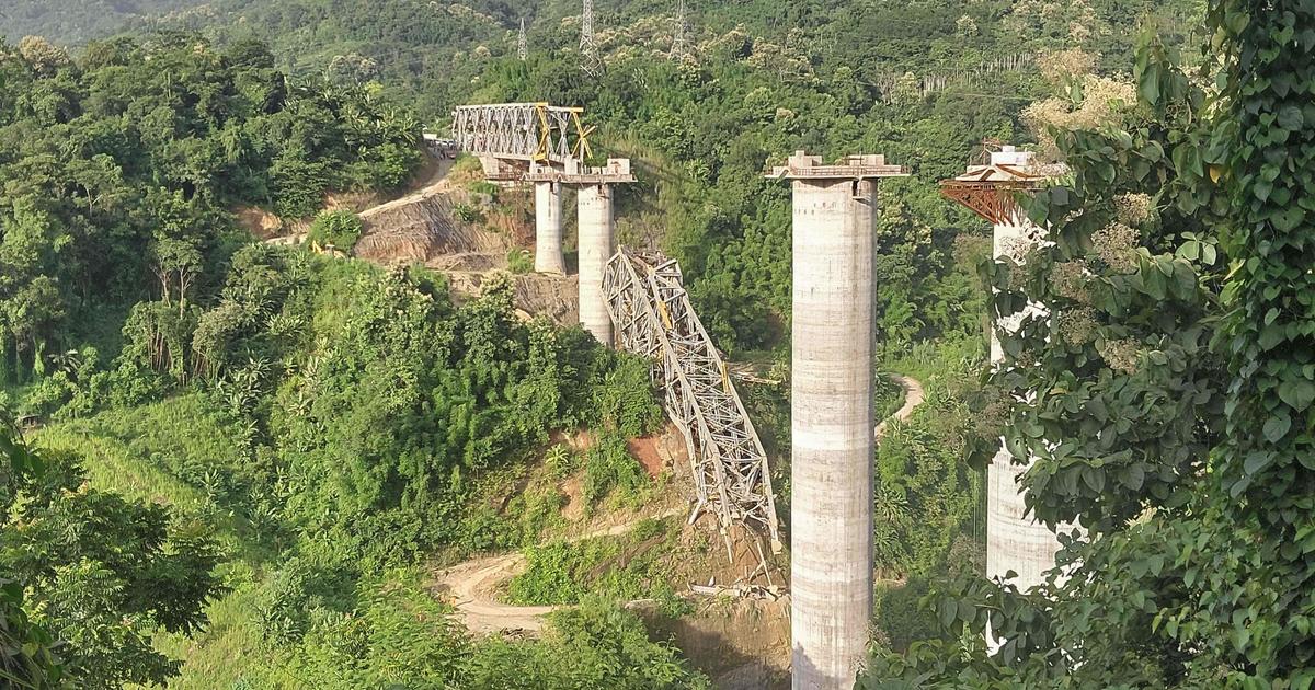 at least 18 people died in the collapse of a railway bridge