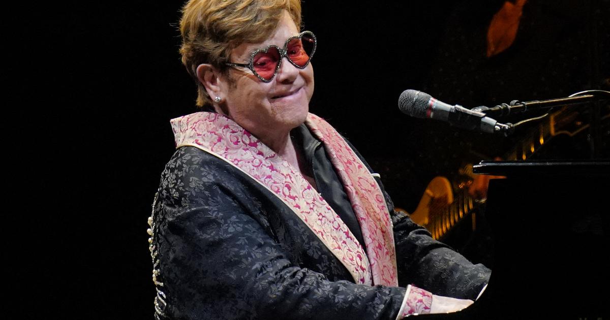 Elton John hospitalized after a fall in his villa in Nice