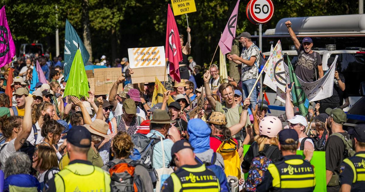Duizenden activisten van Extinction Rebellion blokkeren een snelweg in Nederland