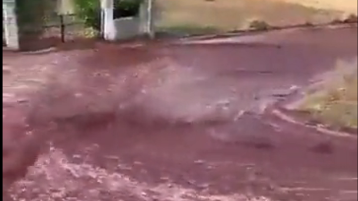 uma aldeia inundada por uma inundação de vinho tinto