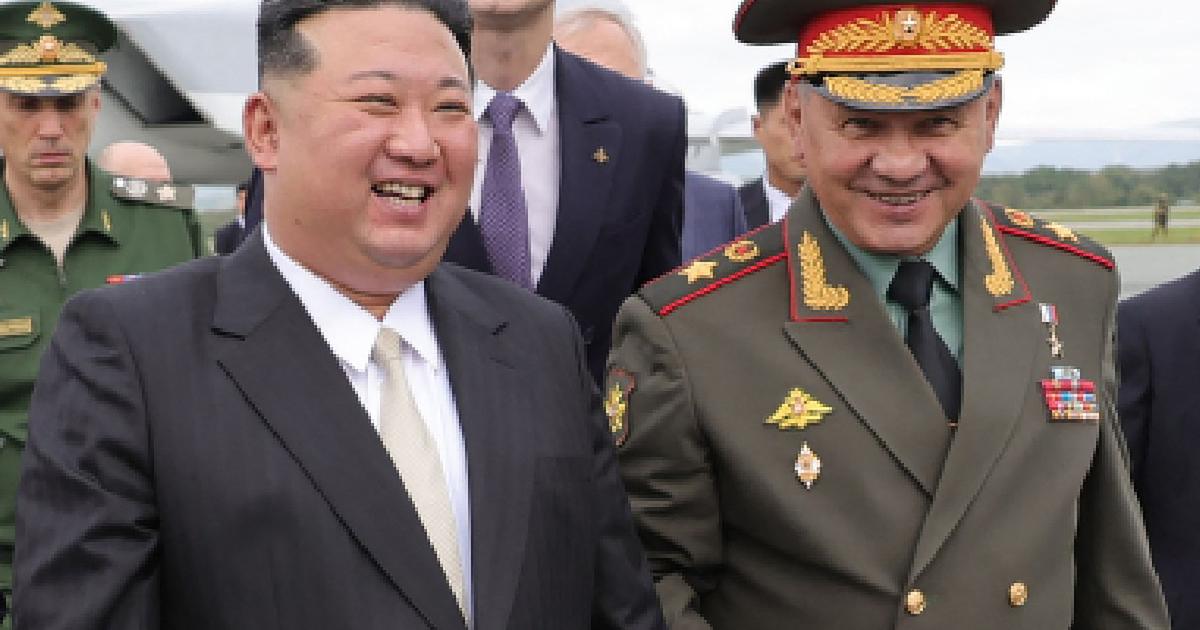Les étonnantes images de Kim Jong-un examinant des armes russes à Vladivostok