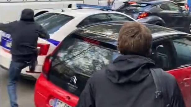 Trois personnes en garde à vue à Paris après l’attaque d’une voiture de police samedi