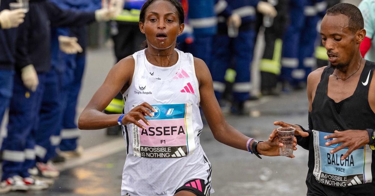 Ethiopian Tigst Assefa wins the Berlin marathon by breaking the discipline record