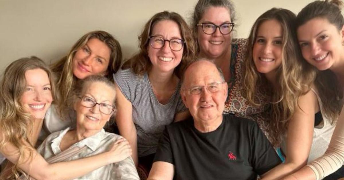 Gisele Bundchen has shared a rare photo with her five sisters and parents