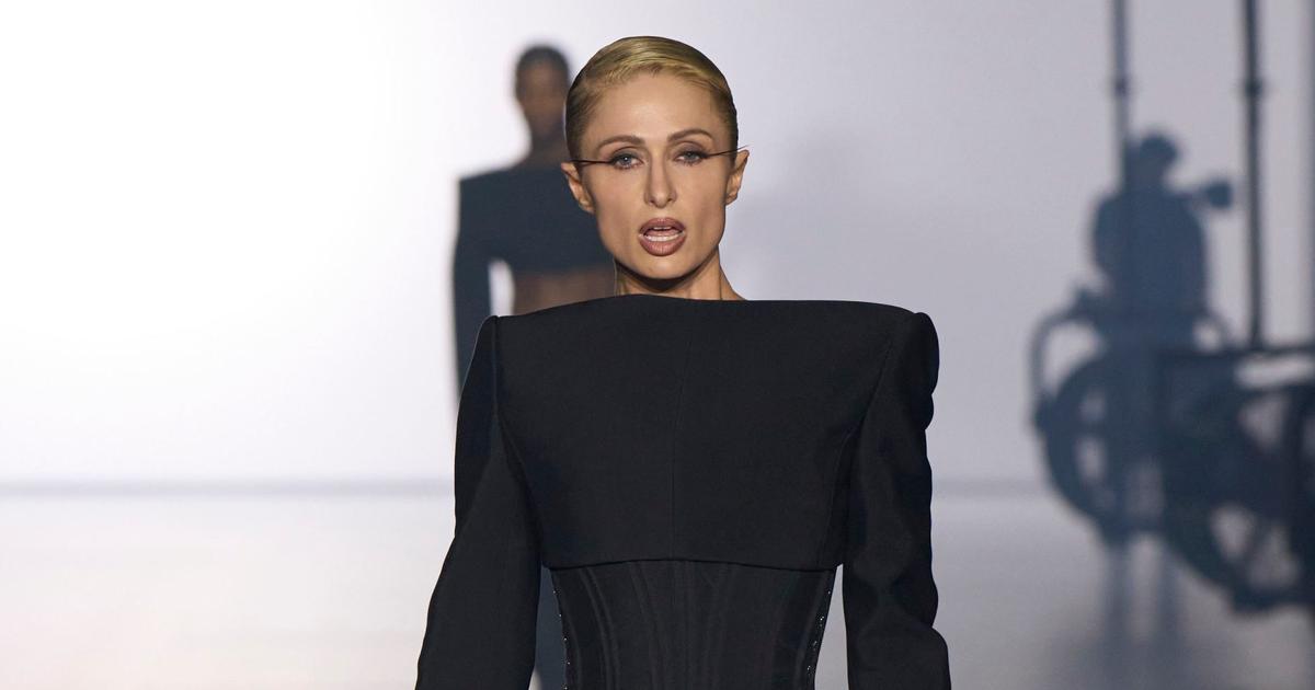 Paris Hilton crée la surprise en défilant pour Mugler, jambes musclées et minirobe noire