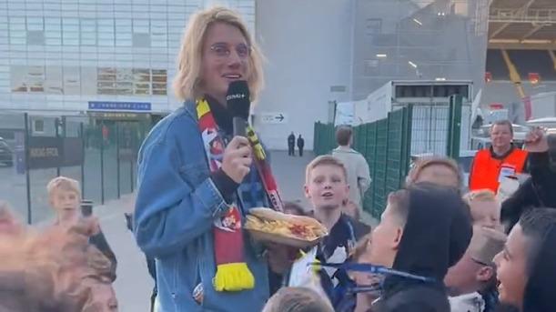 Lens-Arsenal : en vidéo, Paul Mirabel, supporter du RC Lens, chante avec des enfants avant le match