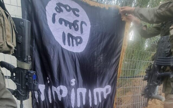 Conflit israël-hamas : que signifie la bannière noire islamiste retrouvée dans un kibboutz?