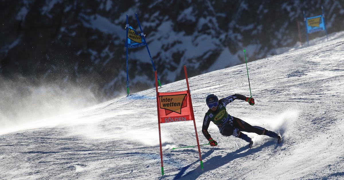 L'homme En Tenue De Ski Alpin Professionnel Suspendu à Partir De La  Montagne La Plus Enneigée