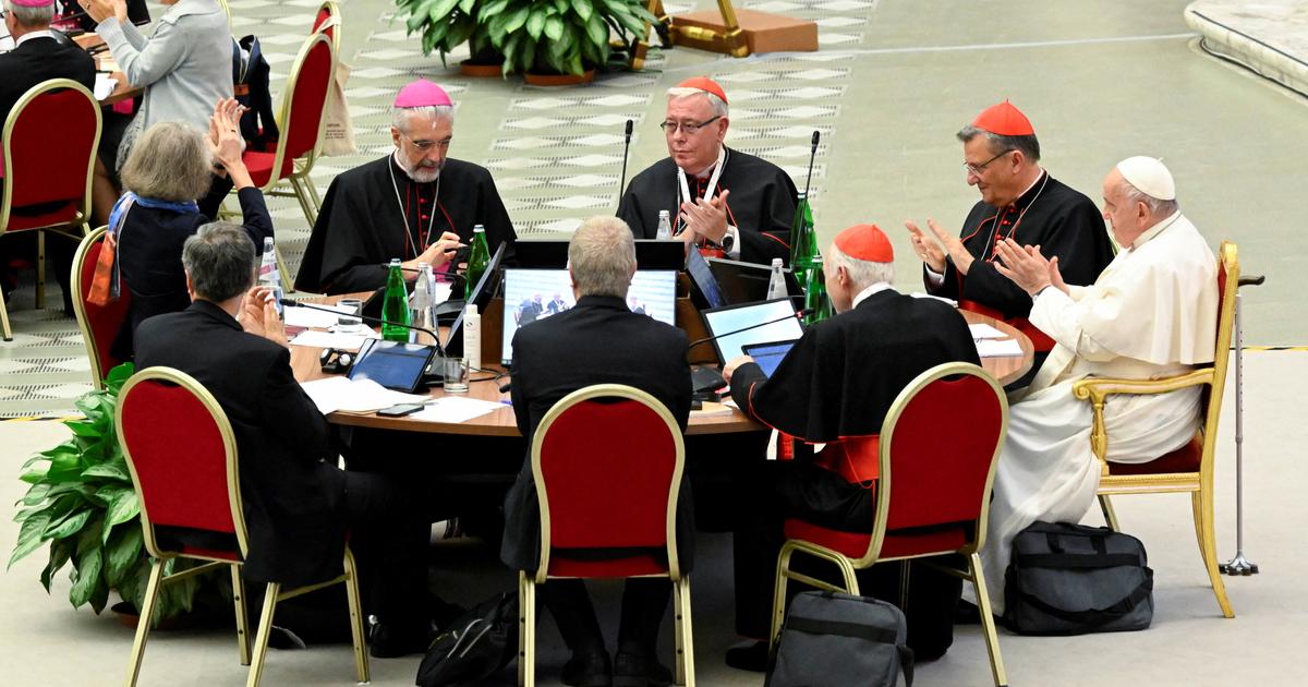 Avenir de l’Église : le rapport du Synode rejette la bénédiction des couples homosexuels et reporte la question du célibat des prêtres