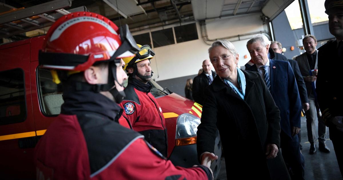Élisabeth Borne rend visite aux pompiers mobilisés face à la tempête Ciaran à Caen ce vendredi 3 novembre.