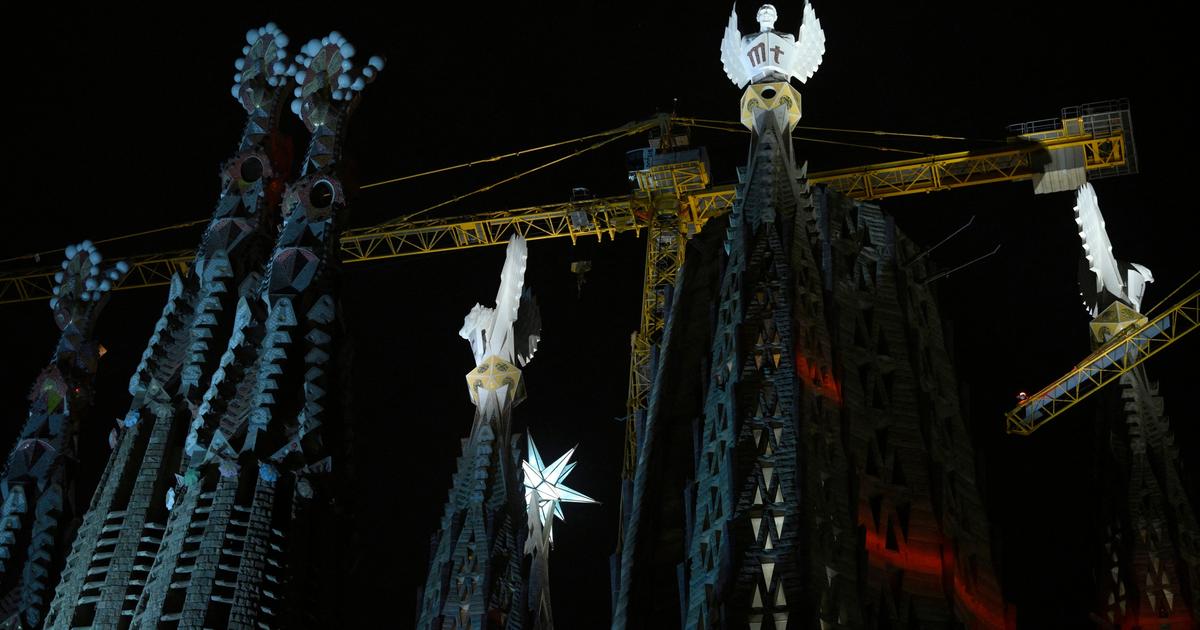 Lebih dari 140 tahun setelah pembangunan dimulai, Sagrada Familia menerangi menara barunya