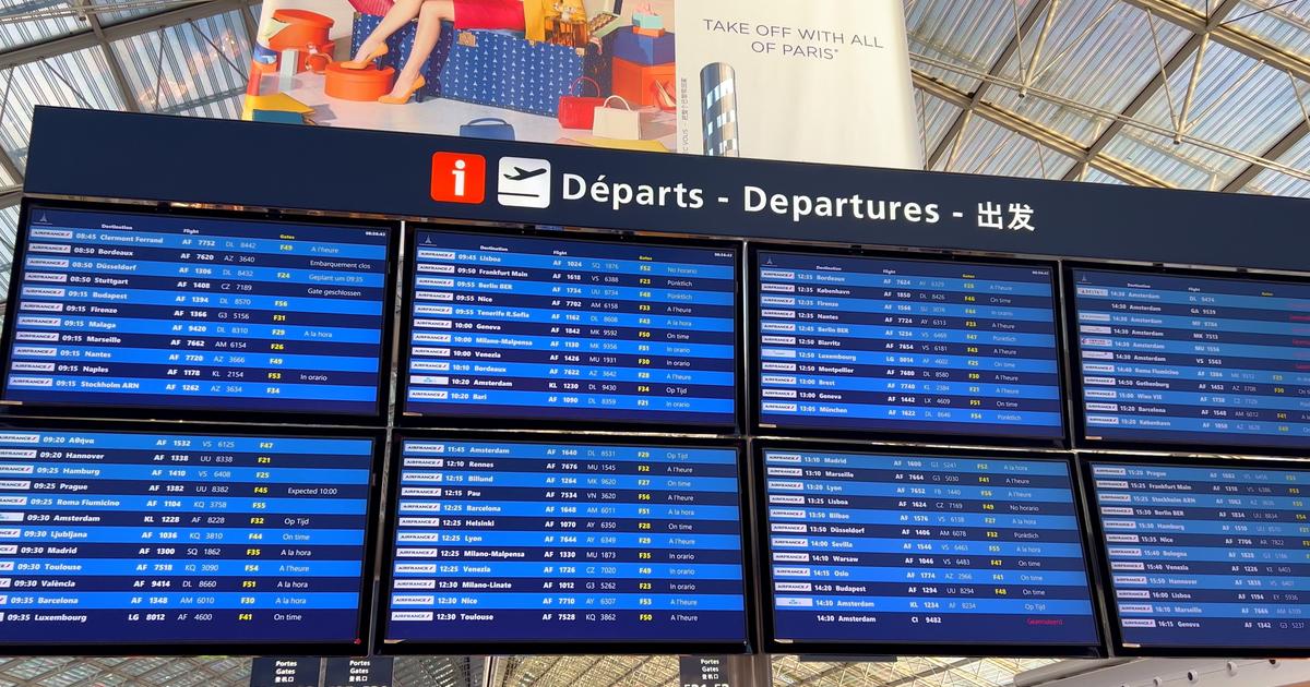 Wisatawan kembali ke bandara Paris, tetapi tidak ke tujuan yang sama