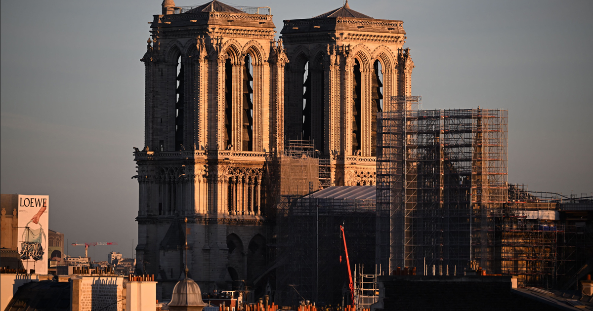 Dalam kepompongnya, puncak menara Notre-Dame akan mencapai puncaknya di langit Paris menjelang Natal