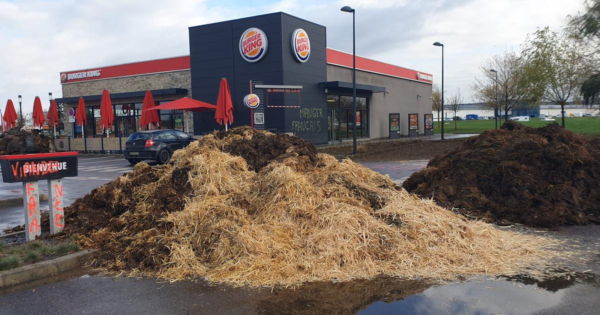 In Vesoul, a hundred farmers dump manure in front of McDonald’s and Burger King
