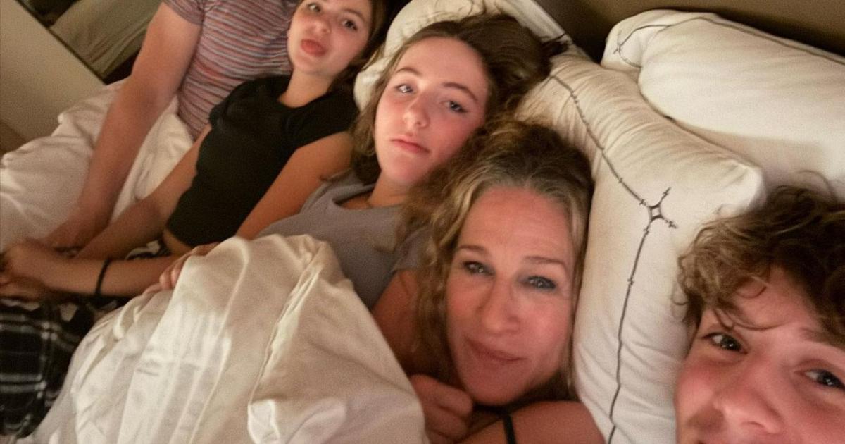 “In bed with Carrie”.  photo of Sarah Jessica Parker, Matthew Broderick and their three children under a blanket