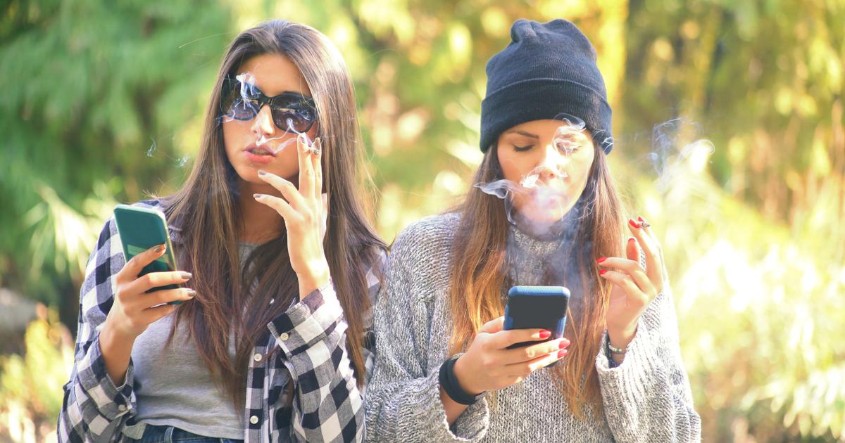 «Je ne suis plus à deux euros près» : ces jeunes qui continuent de fumer malgré l’augmentation des prix
