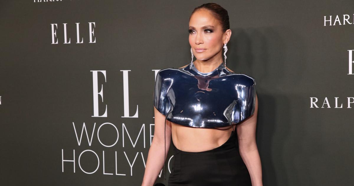 Sur le tapis rouge, Jennifer Lopez apparaît seins nus sous un fascinant plastron de métal