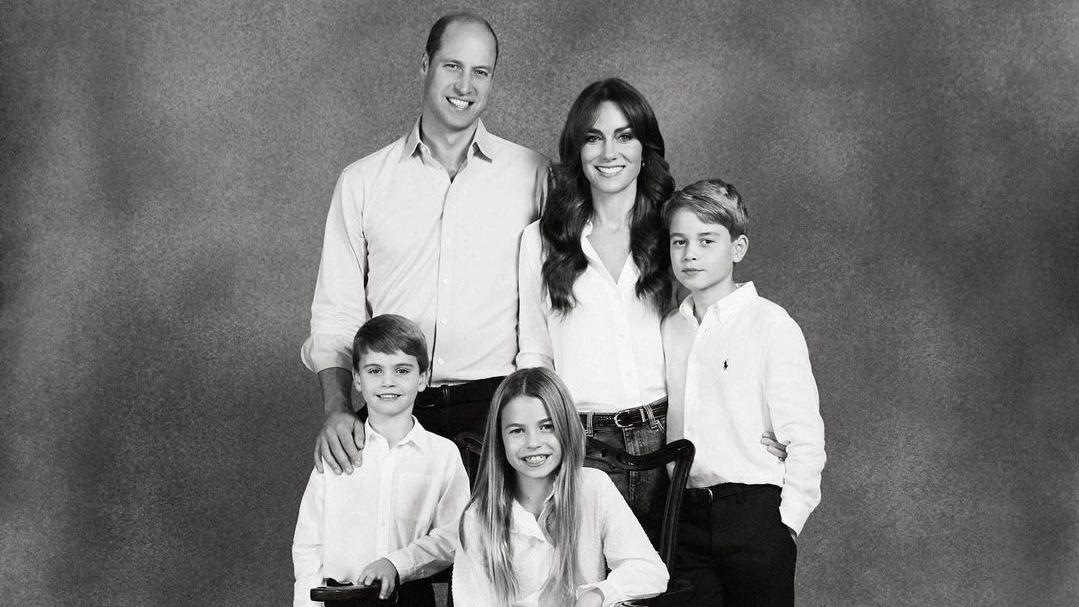 Prins George, 10, is bijna net zo groot als zijn moeder Kate Middleton op de traditionele kerstkaart