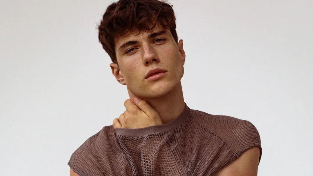 at-the-age-of-21-the-most-handsome-man-in-italy-ends-his-modeling