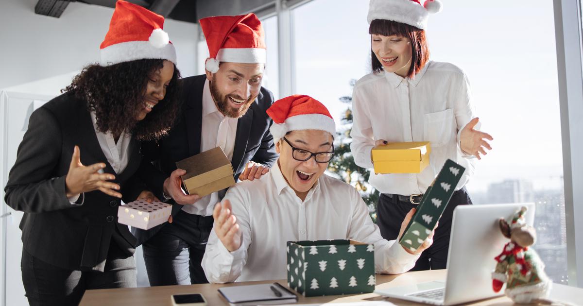 Le Père Noël Secret Du Bureau Anonyme Laisse Un Cadeau Sur Le