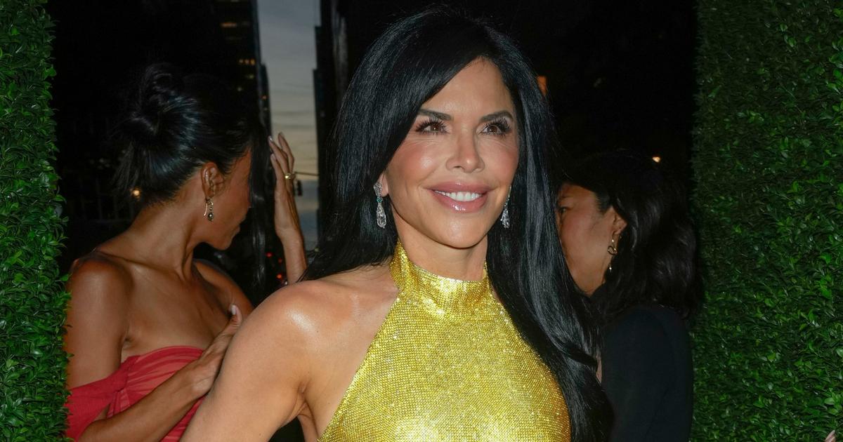 In a Chanel crop top and exposed abs, Lauren Sanchez makes a splash for ...