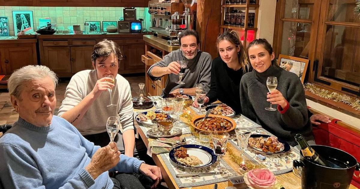 Qui sont Loup et Liv, les deux petites-filles d’Alain Delon, à ses côtés le soir de Noël ?