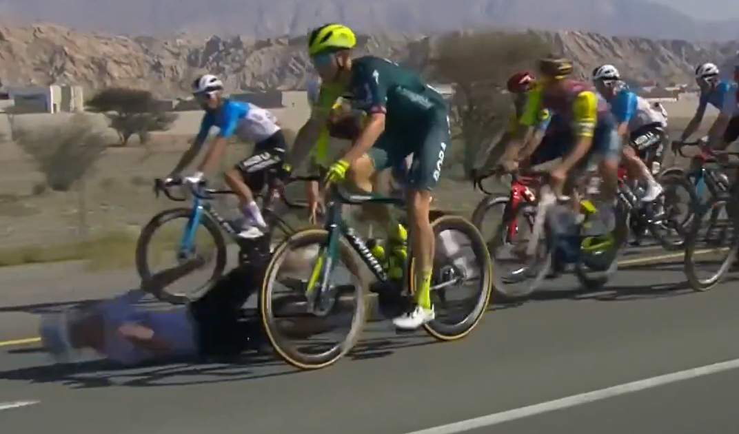 Cyclisme : l'énorme chute d'Adam Yates sur l'UAE Tour (vidéo)