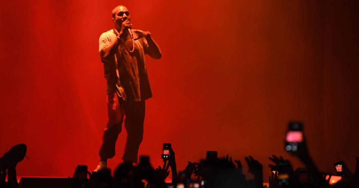 Regarder la vidéo Au concert de Kanye West à Bercy, le public scande «Macron démission»