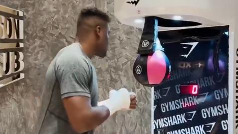 MMA : Francis Ngannou pulvérise une machine à coups de poing, la vidéo devient virale