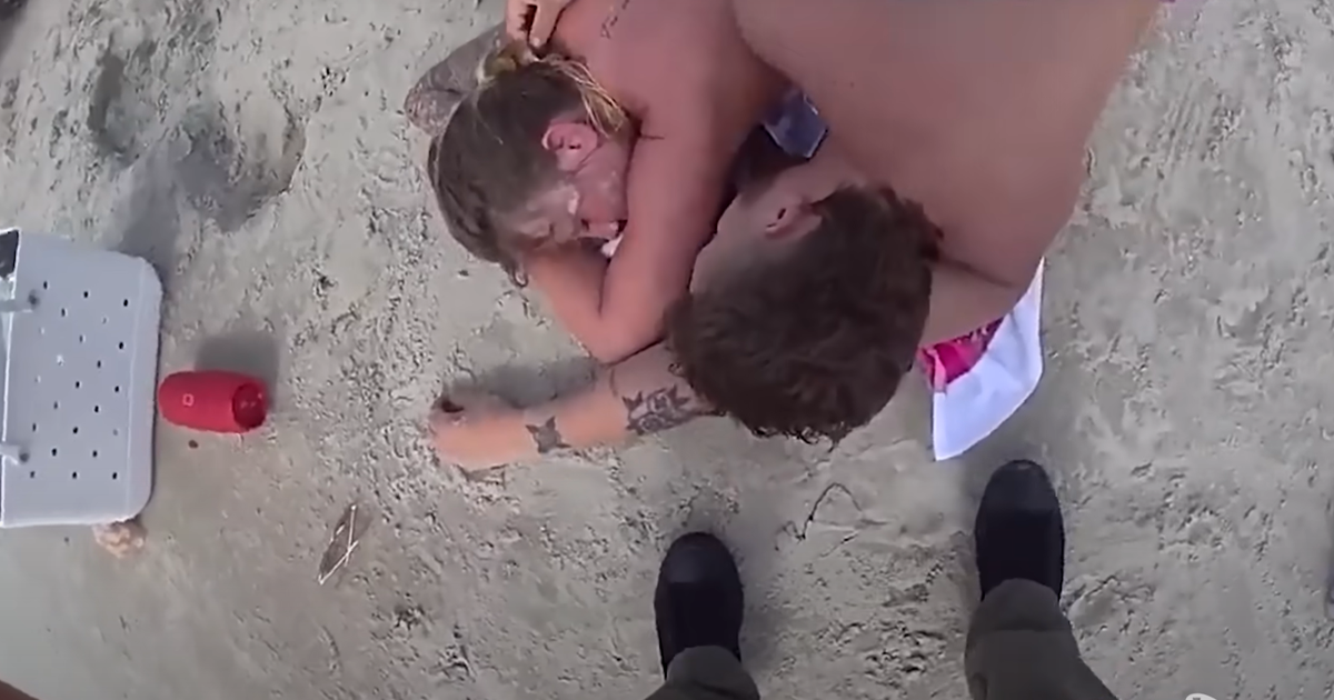Ils laissent leurs enfants sans surveillance à la piscine de l'hôtel et sont retrouvés complètement ivres sur la plage