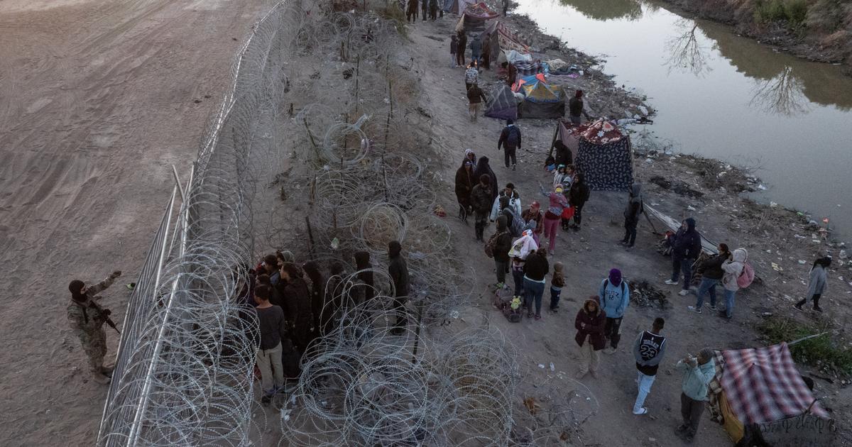 La frontière américano-mexicaine brièvement forcée par un groupe de migrants