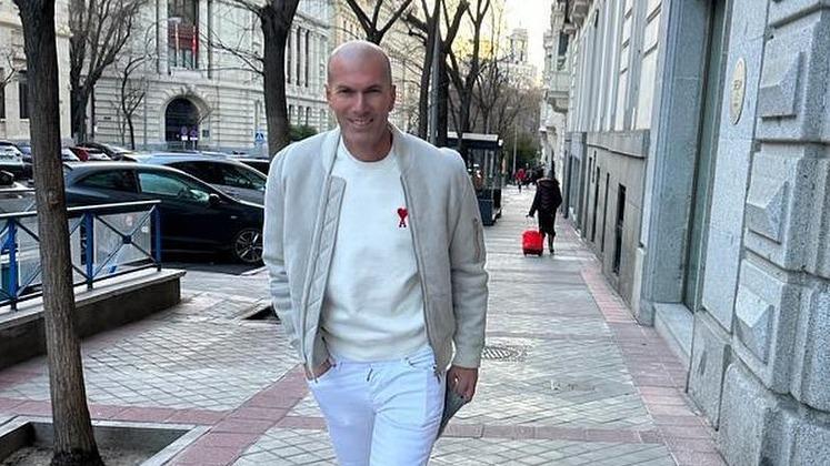 «Heureux retraité» : Zinedine Zidane lézardant avec son bichon maltais pour fêter le retour des beaux jours