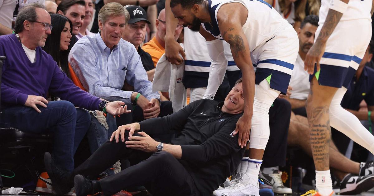 Regarder la vidéo NBA : le coach de Minnesota se blesse gravement au genou (vidéo)