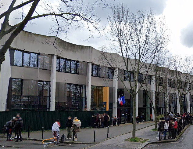 Regarder la vidéo Paris : un élève hospitalisé après avoir été tabassé devant son établissement