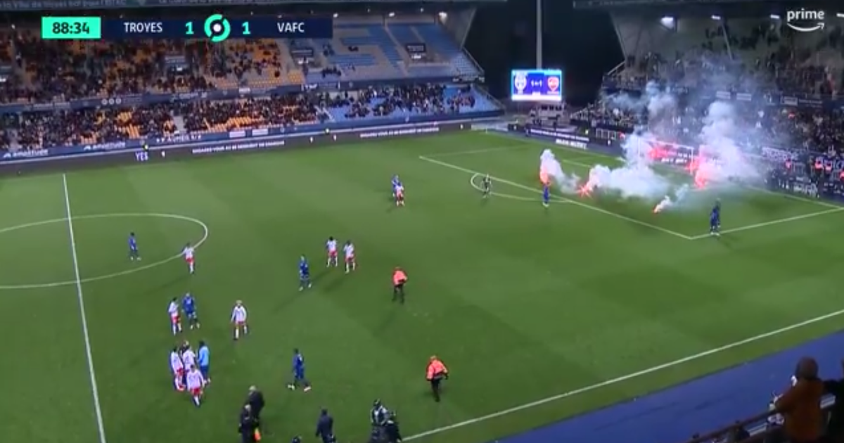 Regarder la vidéo Ligue 2 : Troyes-Valenciennes arrêté en raison de jets de fumigènes (vidéo)