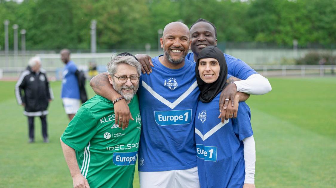 Regarder la vidéo Football: un imam, un pasteur et un rabbin mouillent le maillot face à l’équipe de France des Prêtres