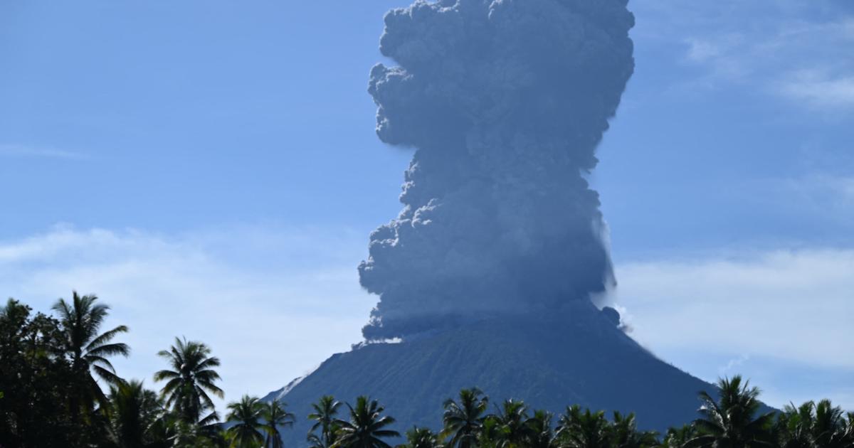 Regarder la vidéo Indonésie : un volcan entre en éruption et projette une colonne de cendres de plus de cinq kilomètres dans le ciel