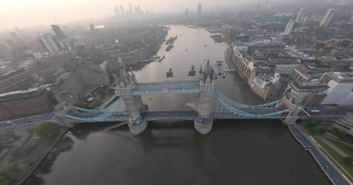 Regarder la vidéo L’incroyable saut de deux parachutistes en wingsuit à travers le Tower Bridge de Londres