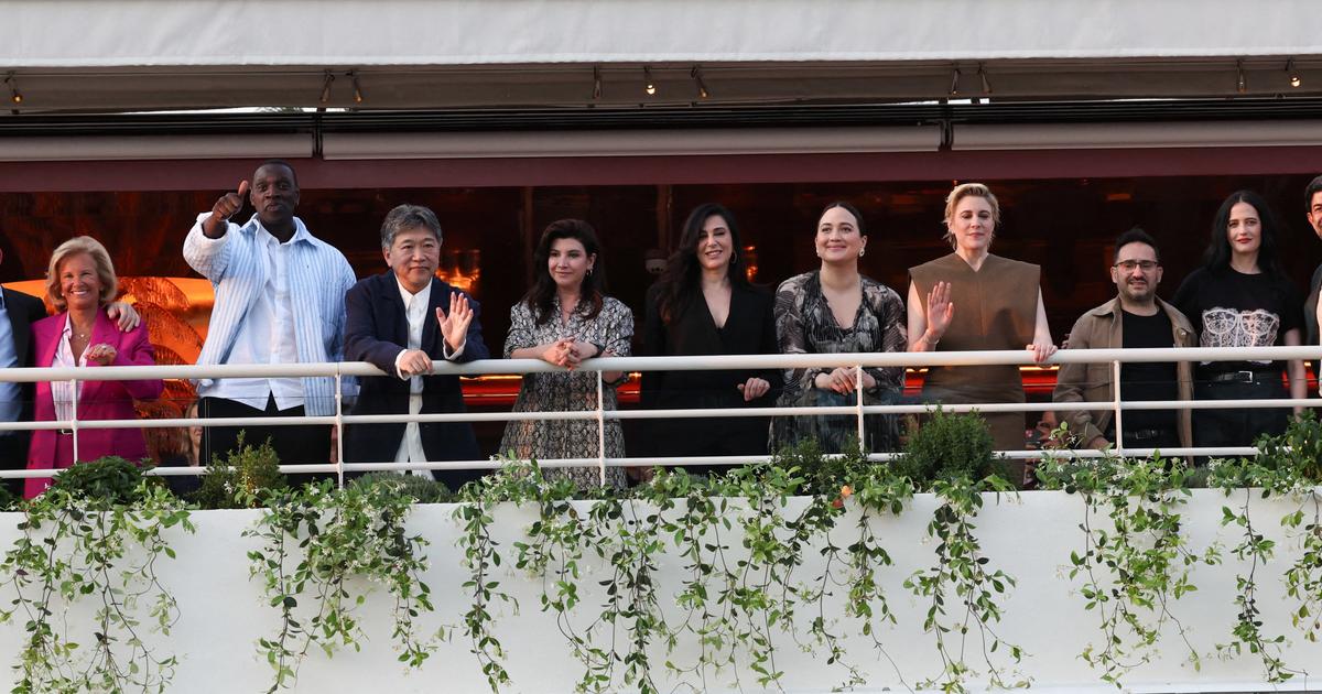 Omar Sy and the rest of the jury greet the Croisette.