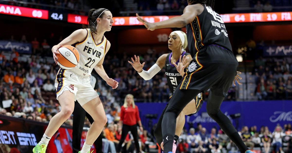 Regarder la vidéo Basket: débuts contrasté pour la nouvelle sensation Caitlin Clark en WNBA