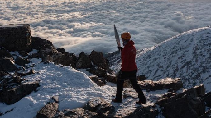 Jo paris 2024: en vidéo, l’arrivée (impressionnante) de la flamme olympique dans les montagnes des pyrénées-orientales
