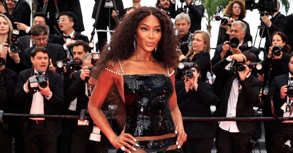 In zichtbare en transparante slipjes paradeert Naomi Campbell op de rode loper in Cannes