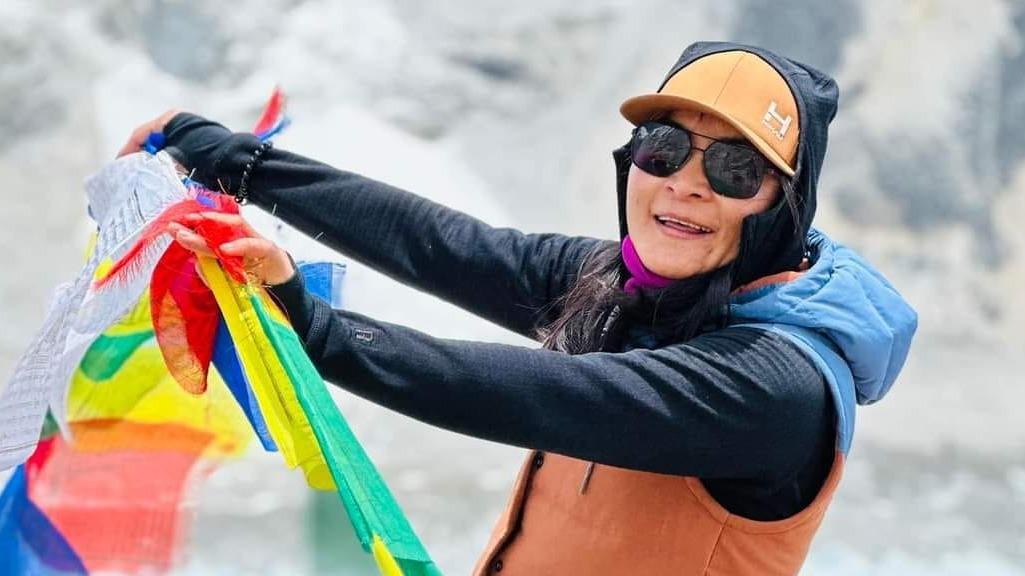 Regarder la vidéo Une alpiniste népalaise bat le record féminin de l'ascension la plus rapide de l'Everest