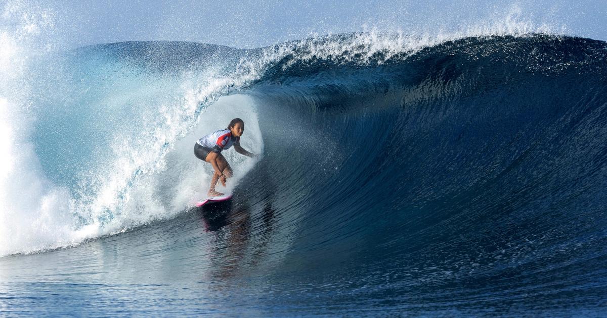 Regarder la vidéo Surf : la locale Vahine Fierro en forme à Teahupo'o, Kelly Slater honore sa wild-card
