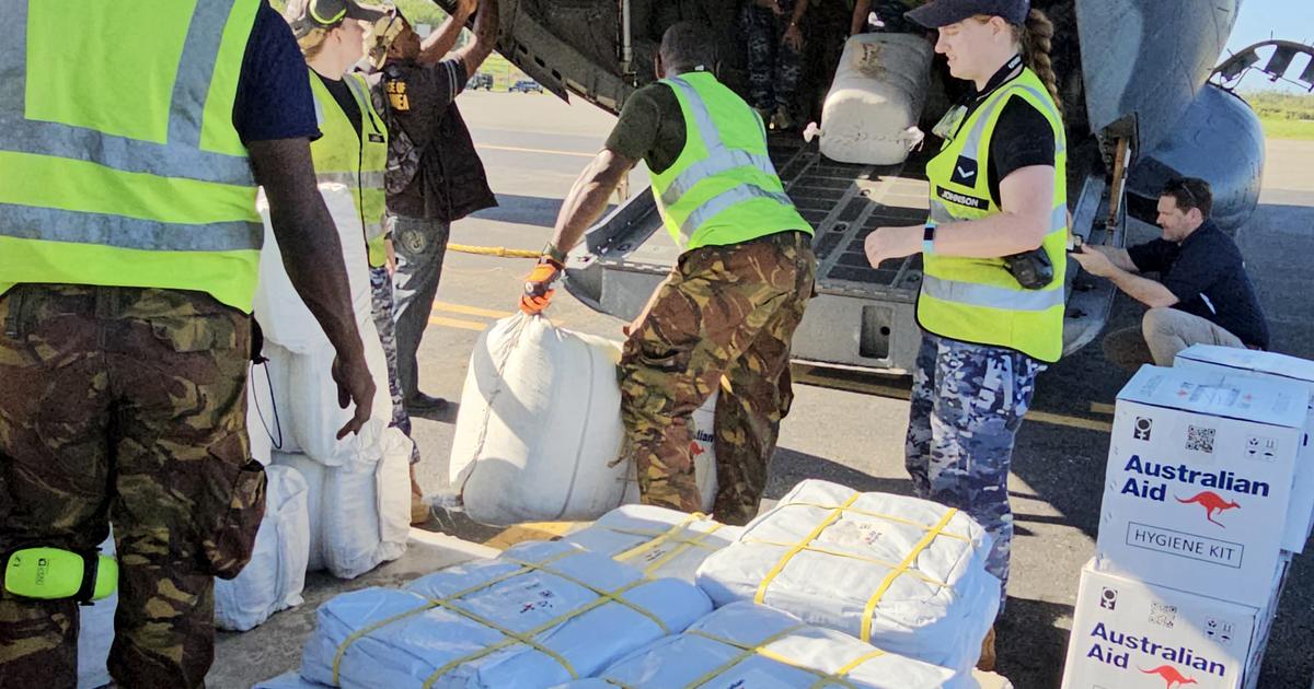 Regarder la vidéo Papouasie-Nouvelle-Guinée: de l'aide humanitaire arrive sur le site du glissement de terrain meurtrier